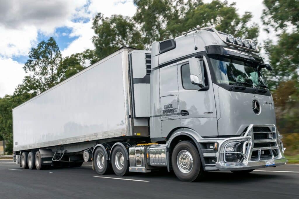 j*j様 Mercedes-Benz Actros ダンプトラック シルバー Actros ProCabin delivers fuel savings for CoolTrans
